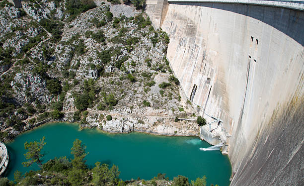 dam wand in bimont park, provence, frankreich - waterdam stock-fotos und bilder