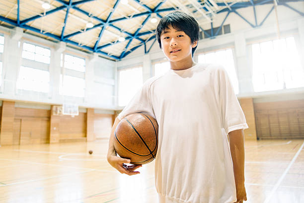 japanische high-school-basketball player - school gymnasium gym basketball court school stock-fotos und bilder