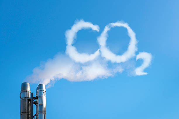 las emisiones de co2 en las nubes - co2 fotografías e imágenes de stock