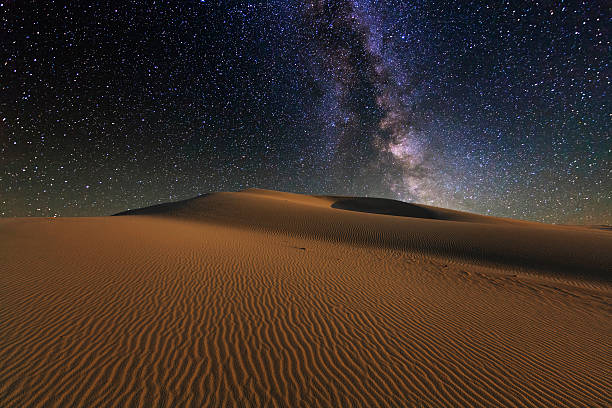 deserto de gobi noite, sob o céu estrelado. - sand river - fotografias e filmes do acervo