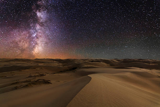 пустыня гоби в ночь звездная небо. - oasis sand sand dune desert стоковые фото и изображения