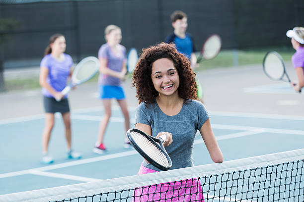 personnes handicapées jeune fille jouant au tennis - disabled teenager adolescence physical impairment photos et images de collection