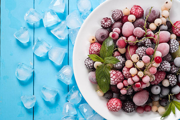 frutas silvestres gelada sobre fundo turquesa vista de cima - blue blueberry cold food descriptive color - fotografias e filmes do acervo