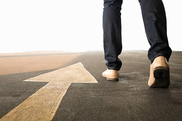 concepto de un hombre sigue el camino correcto. - street directory fotografías e imágenes de stock