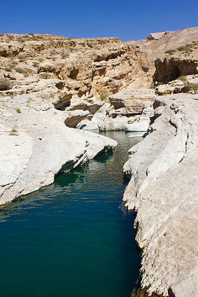пещера moqul в wadi bani халид, - wadi bani khalid стоковые фото и изображения