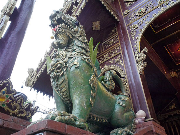 istock Buddhist Temple Wat Hua Wiang Tal 513395431