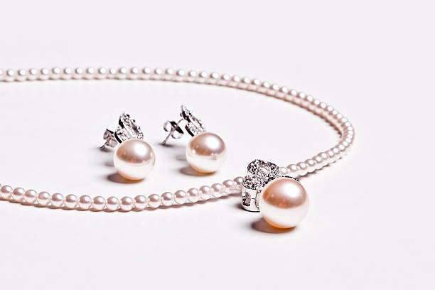 orecchini e collana di perle - pearl necklace earring jewelry foto e immagini stock