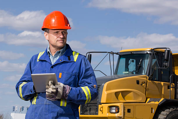 самосвал водитель и планшетный компьютер - digital tablet construction truck manual worker стоковые фото и изображения