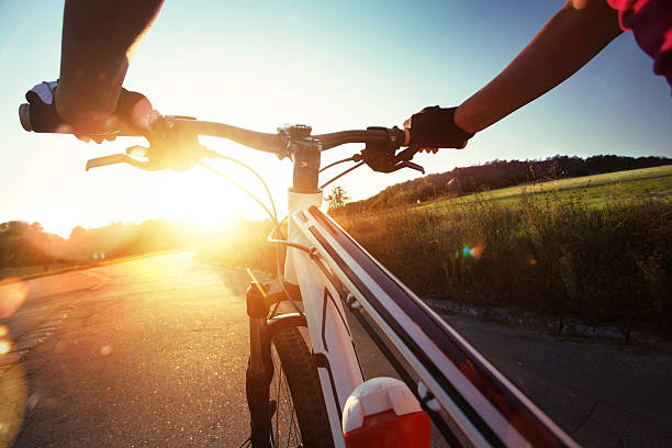 guantes manos en el manillar de una bicicleta de retención. - bicycle frame fotografías e imágenes de stock