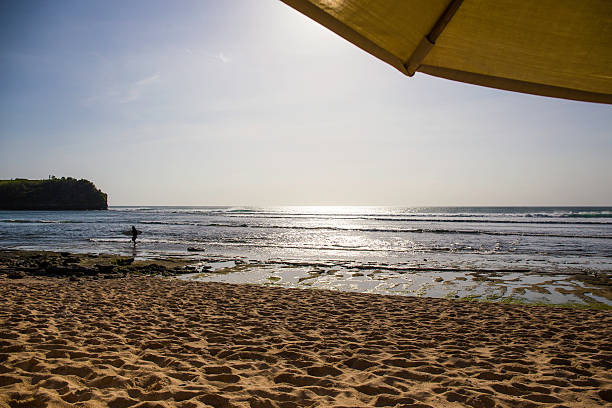 白い砂、大きな波とパラソルを持つ、最高の休暇。 - sdraio ストックフォトと画像