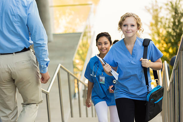 médico ou amamentando escola estudante caminhada de classe - medical student healthcare and medicine book education - fotografias e filmes do acervo