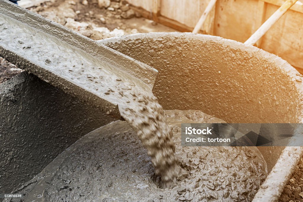 Eingießen Zement während für Konstruktion mit mit vintage-Ton. - Lizenzfrei Beton Stock-Foto