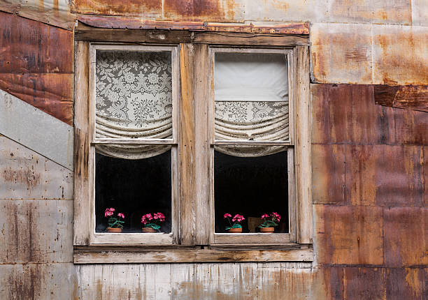 ventanas en ciudad fantasma de st. elmo - st elmo fotografías e imágenes de stock