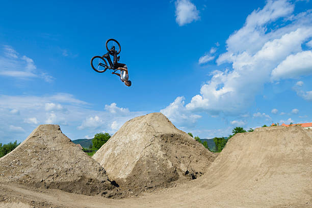 hombre hace saltos mortales en bicicleta - bmx cycling sport extreme sports cycling fotografías e imágenes de stock