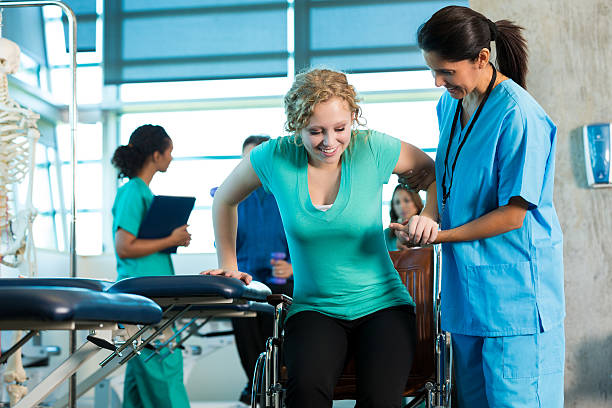patienten erhält physiotherapie - scrubs professional sport indoors healthcare and medicine stock-fotos und bilder
