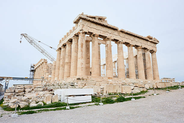 парфенон в восстановлению - scaffolding ancient construction site athens greece стоковые фото и изображения