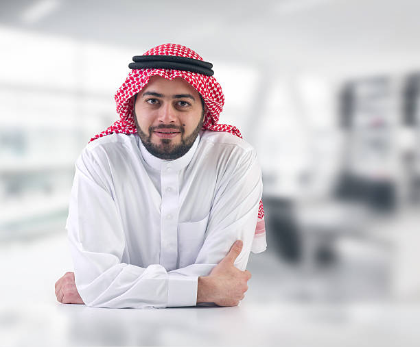 hombre de negocios árabe en su oficina ejecutiva - middle eastern ethnicity business men manager fotografías e imágenes de stock
