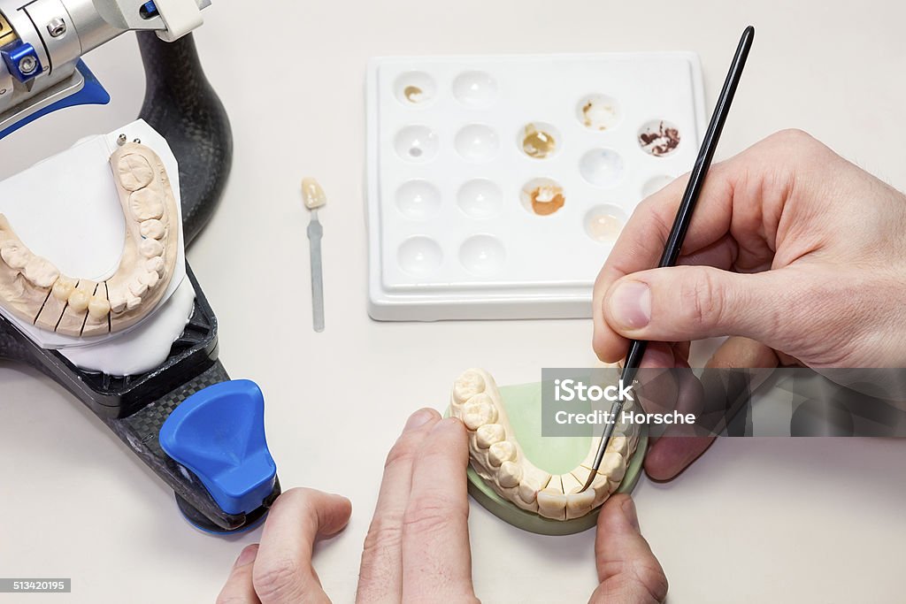 Die Gesichtsbehandlung dental prosthesis auf weiß Tisch. - Lizenzfrei Labor Stock-Foto