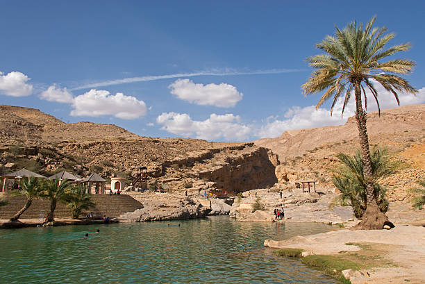 água piscina de wadi bani khalid - tiwi imagens e fotografias de stock