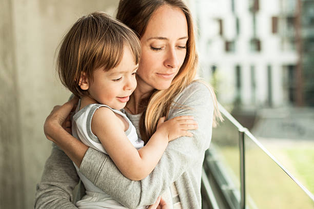 Madre que enaltece su niño - foto de stock