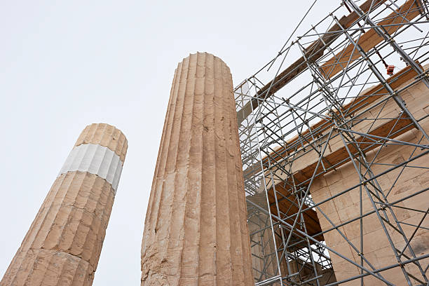 парфенон в восстановлению - scaffolding ancient construction site athens greece стоковые фото и изображения