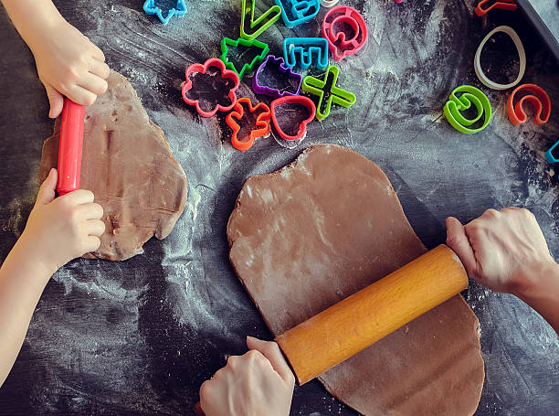 istock Mother and daughter using rolling pins together in the kitchen 513430800