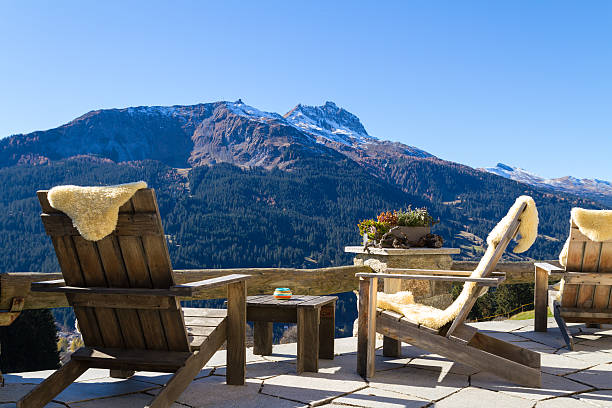 de madera sillones en un montaña lodge terraza, klosters switzer - mountain cabin european alps switzerland fotografías e imágenes de stock