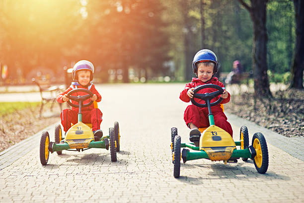 男の子レースのペダルのゴーカート - bicycle pedal ストックフォトと画像