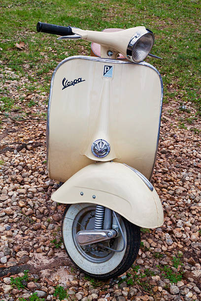 vintage 1961 scooter vespa estacionado em gravilha - vespa scooter imagens e fotografias de stock