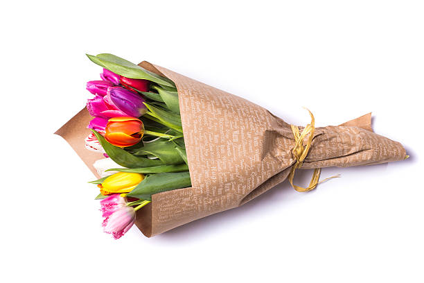 blumenstrauß von frühling tulpen blumen mit geschenk-papier - fresh cut flowers stock-fotos und bilder