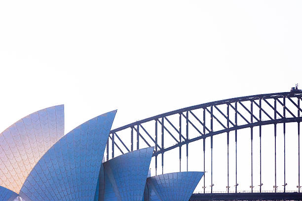 casa de ópera de sydney na ponte contra deputado harbour, espaço para texto - sydney opera house imagens e fotografias de stock