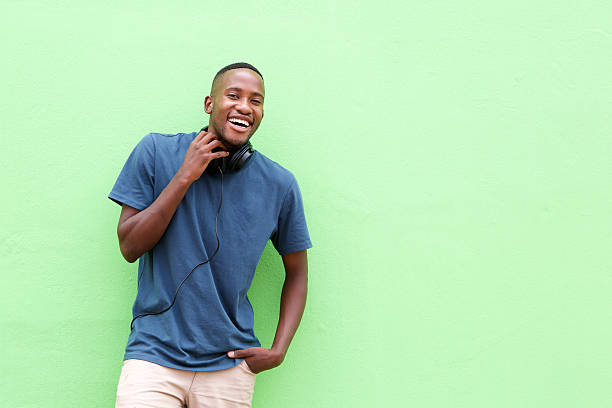 の肖像クールな若いアフリカ人 - men laughing african descent color image ストックフォトと画像