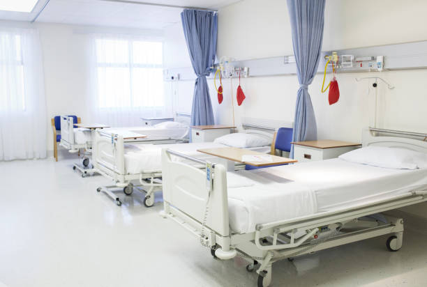 istock Empty beds in hospital room 513438041