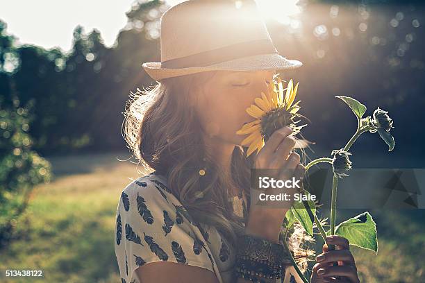 Niña Huele Girasol Foto de stock y más banco de imágenes de Mujeres - Mujeres, Flor, Naturaleza