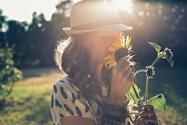девочка нюхает подсолнечник - summer flower spring sun стоковые фото и изображения