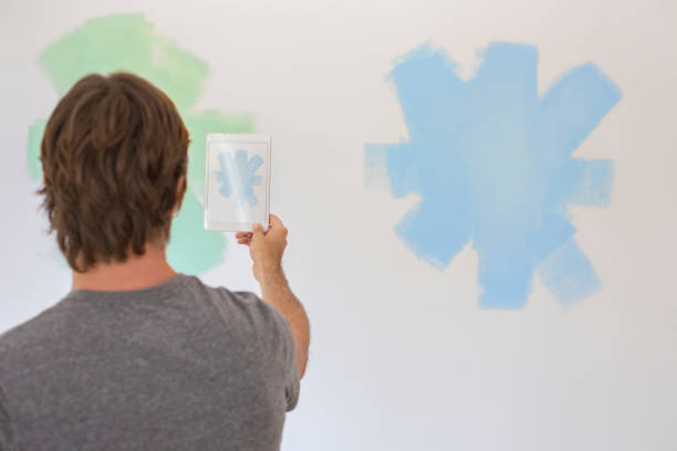 istock Man taking photo of wall with digital tablet 513438343