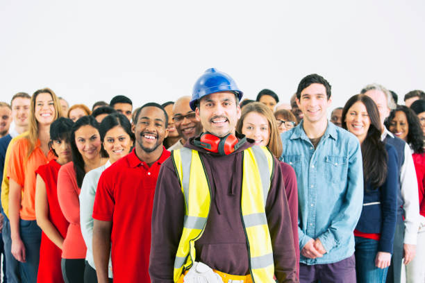 portret pewnego siebie pracownika budowlanego i tłumu - hardhat portrait construction worker construction zdjęcia i obrazy z banku zdjęć