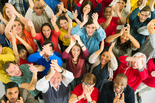 ritratto di folla diversificata che applaude - businesswoman business cheering women foto e immagini stock