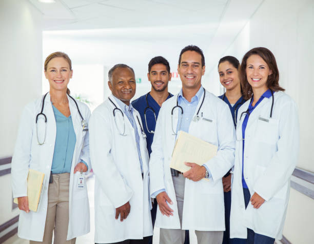 medici e infermieri sorridenti nel corridoio dell'ospedale - doctors and nurses foto e immagini stock