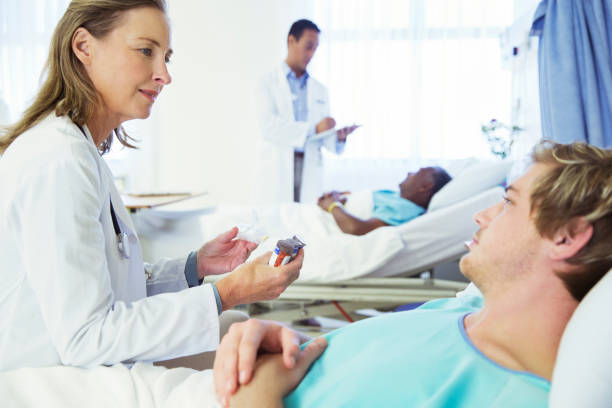 médico explicando la medicación al paciente en el hospital - prescription plan fotografías e imágenes de stock