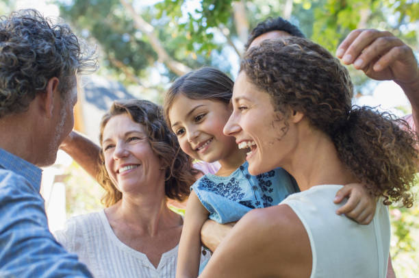 famiglia che abbraccia all'aperto - riunione di famiglia foto e immagini stock