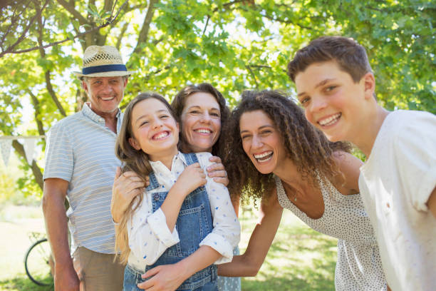 famiglia sorridente che gioca insieme - riunione di famiglia foto e immagini stock