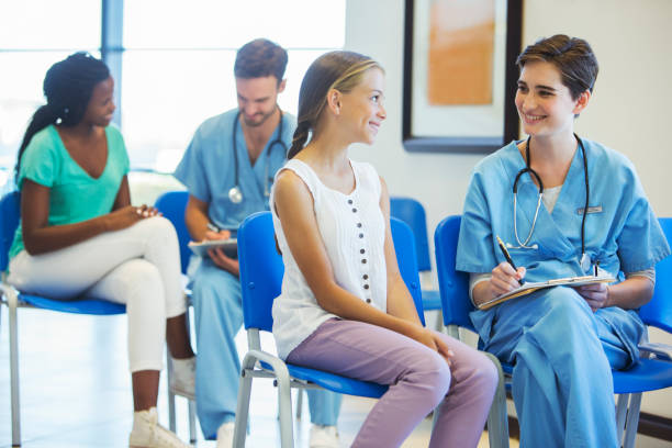 nurse and patient talking in hospital - outpatient imagens e fotografias de stock