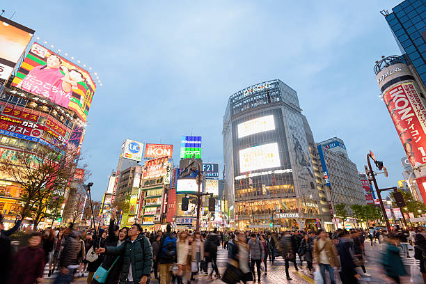 渋谷スクランブル交差点に東京,日本 - starbucks coffee coffee shop women ストックフォトと画像