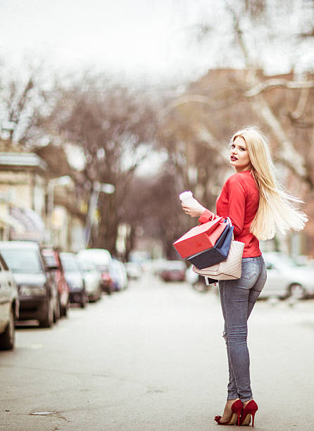 istock Happy girl in a shopping 513441336