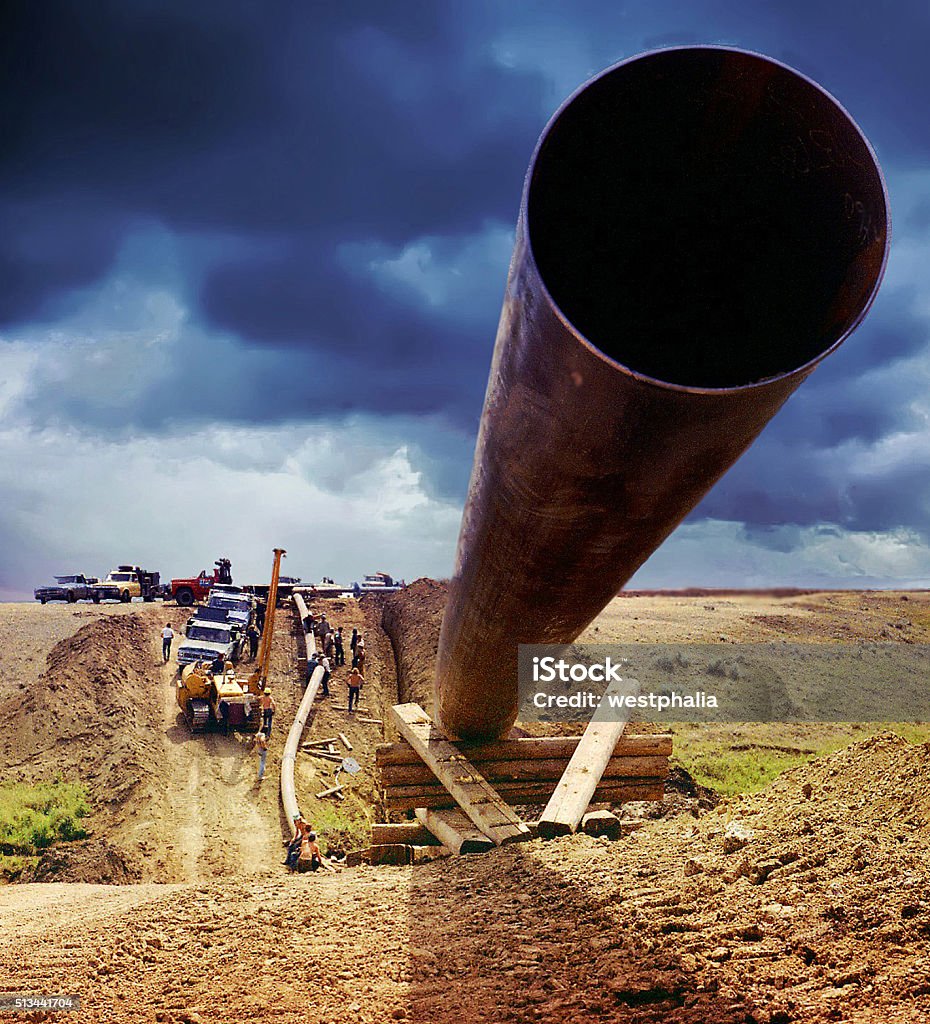 Pipeline di fronte l'imminente Burrasca - Foto stock royalty-free di Oleodotto