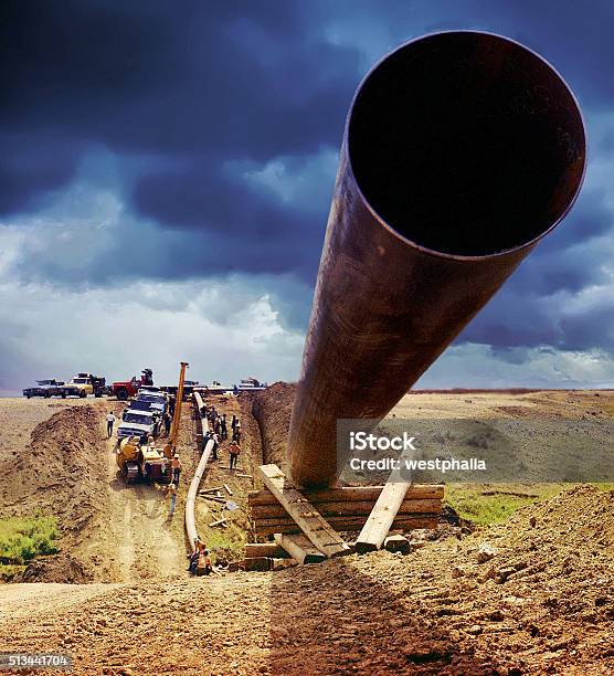 Pipeline Di Fronte Limminente Burrasca - Fotografie stock e altre immagini di Oleodotto - Oleodotto, Industria edile, Gas