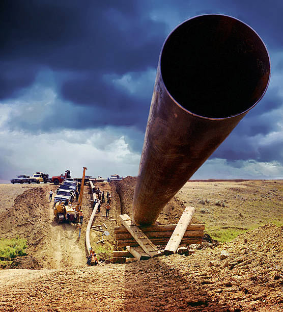 Pipeline de virado para a próxima nuvens cinzentas - fotografia de stock