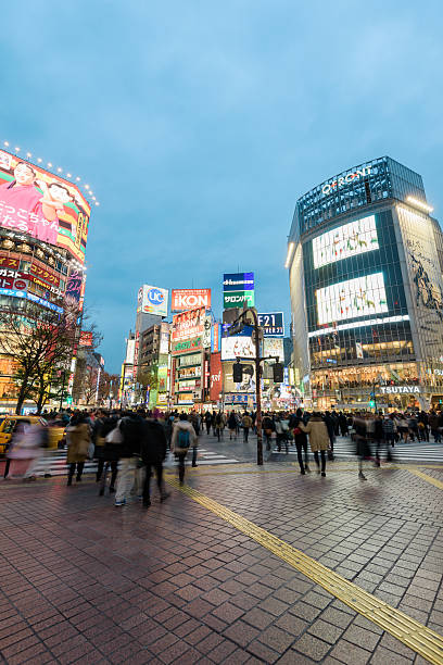 渋谷スクラ��ンブル交差点に東京,日本 - starbucks coffee coffee shop women ストックフォトと画像