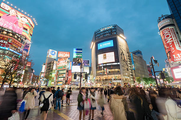 渋谷スクランブル交差点に東京,日本 - starbucks coffee coffee shop women ストックフォトと画像